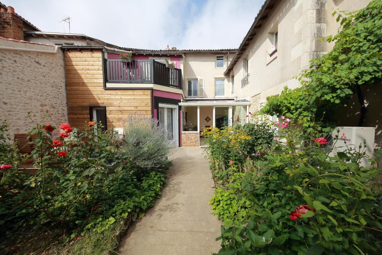 Bed and Breakfast La Loge Des Fees Latillé Exterior foto