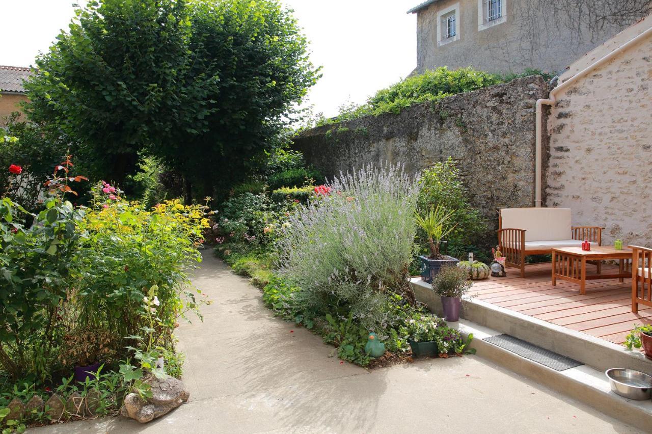 Bed and Breakfast La Loge Des Fees Latillé Exterior foto