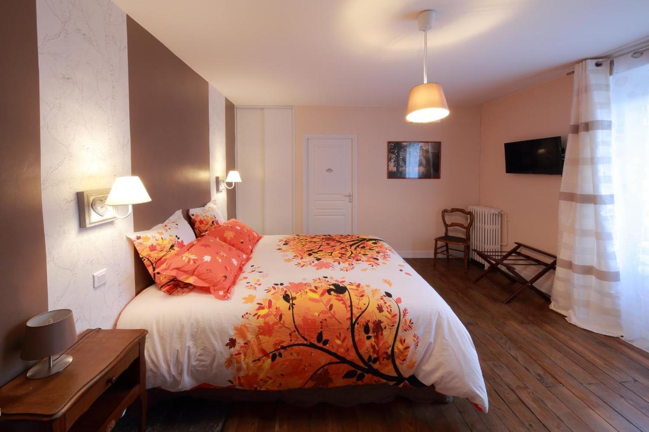 Bed and Breakfast La Loge Des Fees Latillé Exterior foto