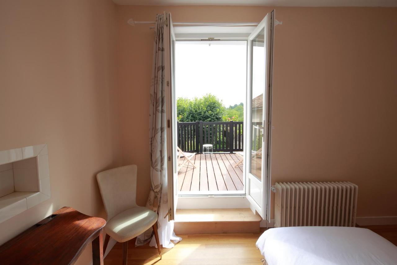 Bed and Breakfast La Loge Des Fees Latillé Exterior foto
