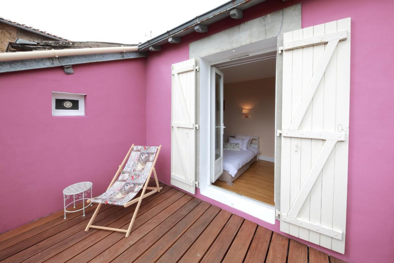 Bed and Breakfast La Loge Des Fees Latillé Exterior foto